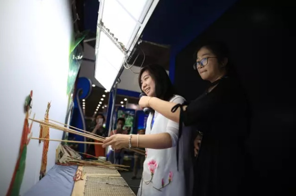 在19日开幕的旅交会上，20余个国家、省、市级非遗项目受邀参展。