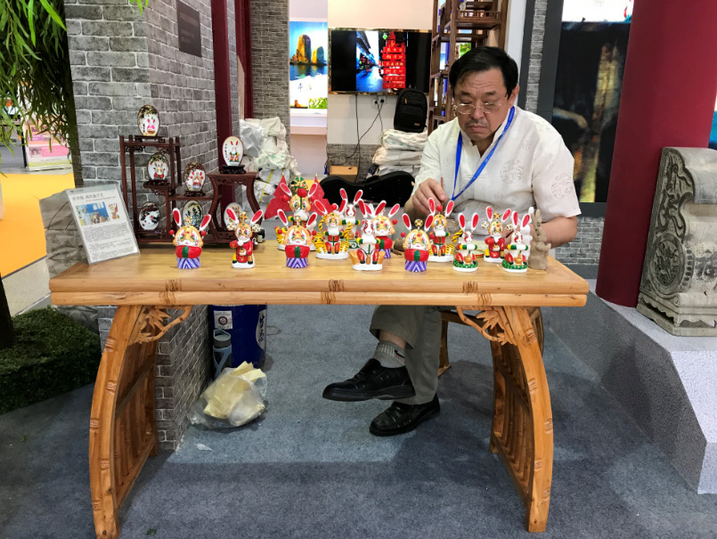 福牌阿胶、鲁绣、面塑、兔子王、木鱼石、泥塑、和圣文刀等10余个非遗项目也成为了展会的一大亮点。