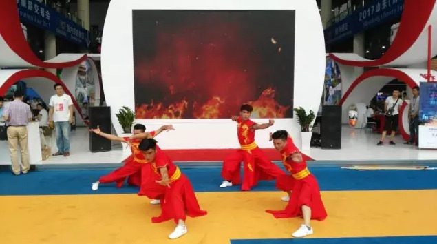 有地方民族特色的乐器表演、历史情景剧也让现场观众连声叫好。