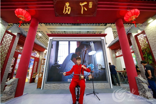 展会现场，组委会和展商组织了多场丰富多彩的风情演出活动。