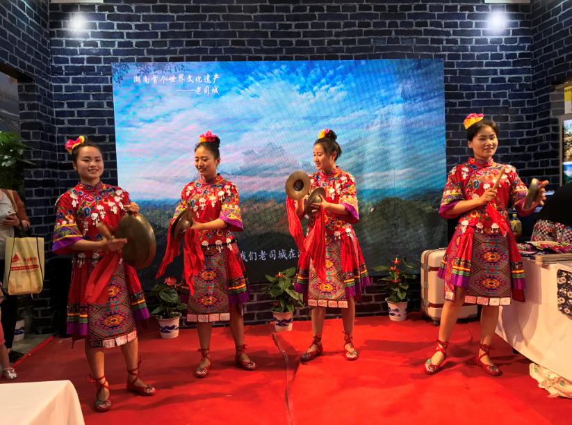 有地方民族特色的乐器表演、历史情景剧也让现场观众连声叫好。