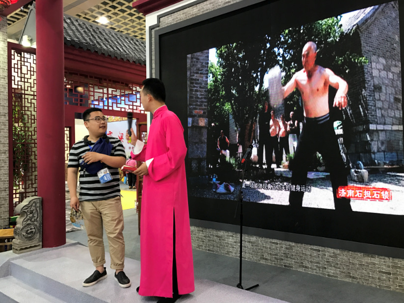 展会现场，组委会和展商组织了多场丰富多彩的风情演出活动。