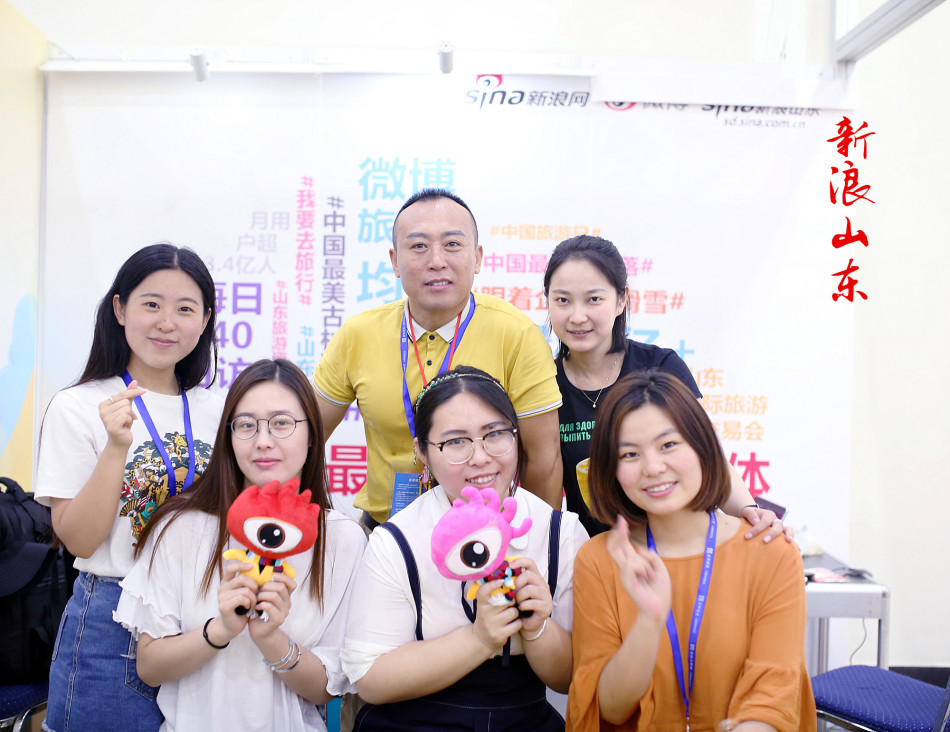 今年是新浪山东第一次正式入驻旅交会，清一色的“娘子军”团队现场推出了微博、微信抽奖等其他互动活动。（图片摄影：@斩云剑）