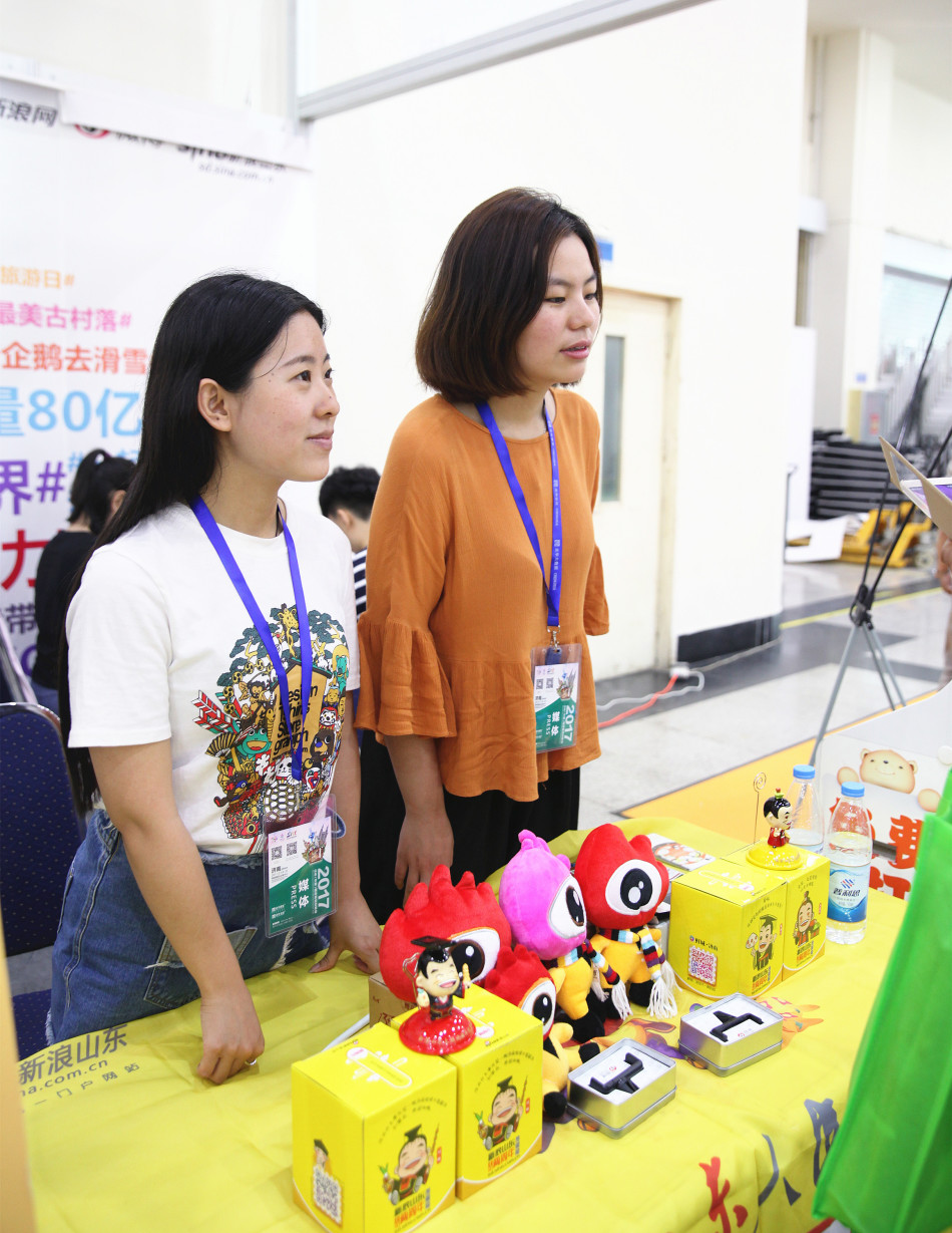 今年是新浪山东第一次正式入驻旅交会，清一色的“娘子军”团队现场推出了微博、微信抽奖等其他互动活动。（图片摄影：@斩云剑）