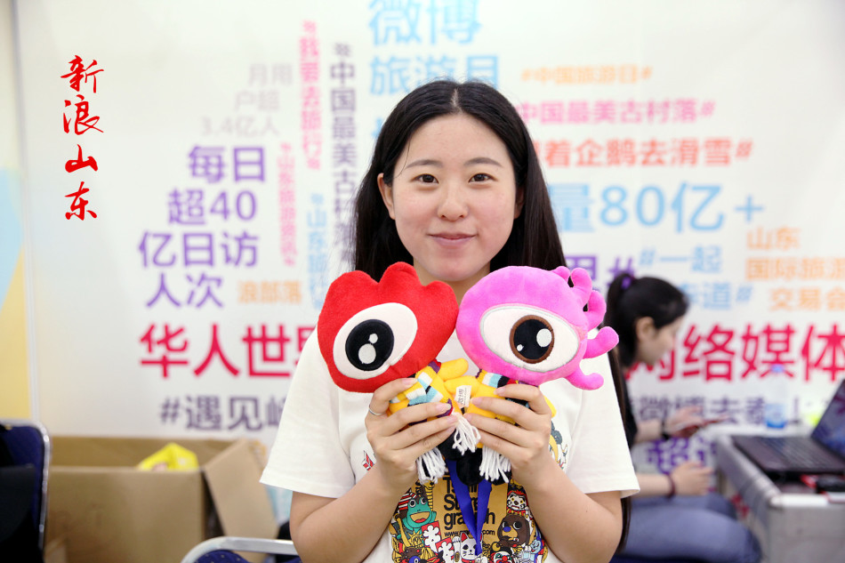 新浪山东团队现场为游客答疑解惑，极大的提升了新浪山东的品牌美誉度和影响力。（图片摄影：@斩云剑）