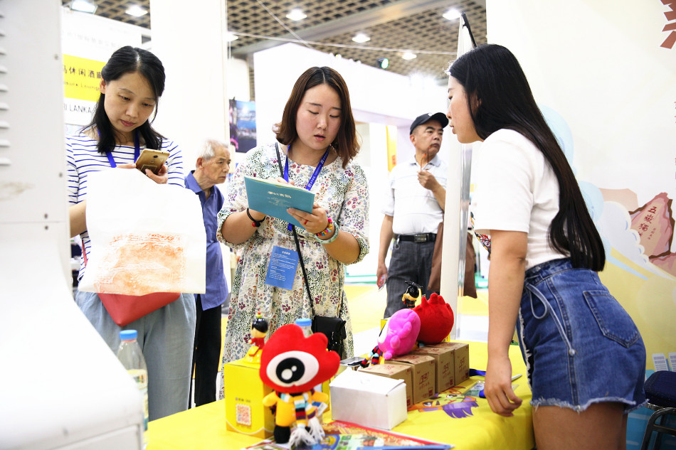 今年是新浪山东第一次正式入驻旅交会，清一色的“娘子军”团队现场推出了微博、微信抽奖等其他互动活动。（图片摄影：@斩云剑）