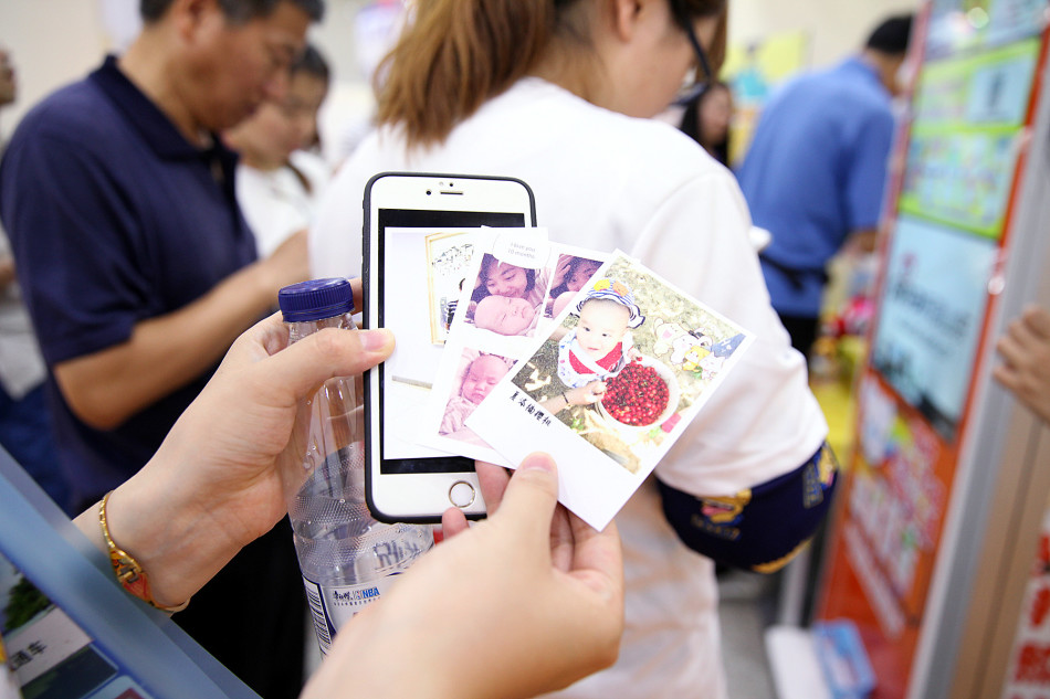 展区摆放了众多新浪公仔、车载支架等趣味周边，还有照片打印机，引得游客纷纷驻足。（图片摄影：@斩云剑）