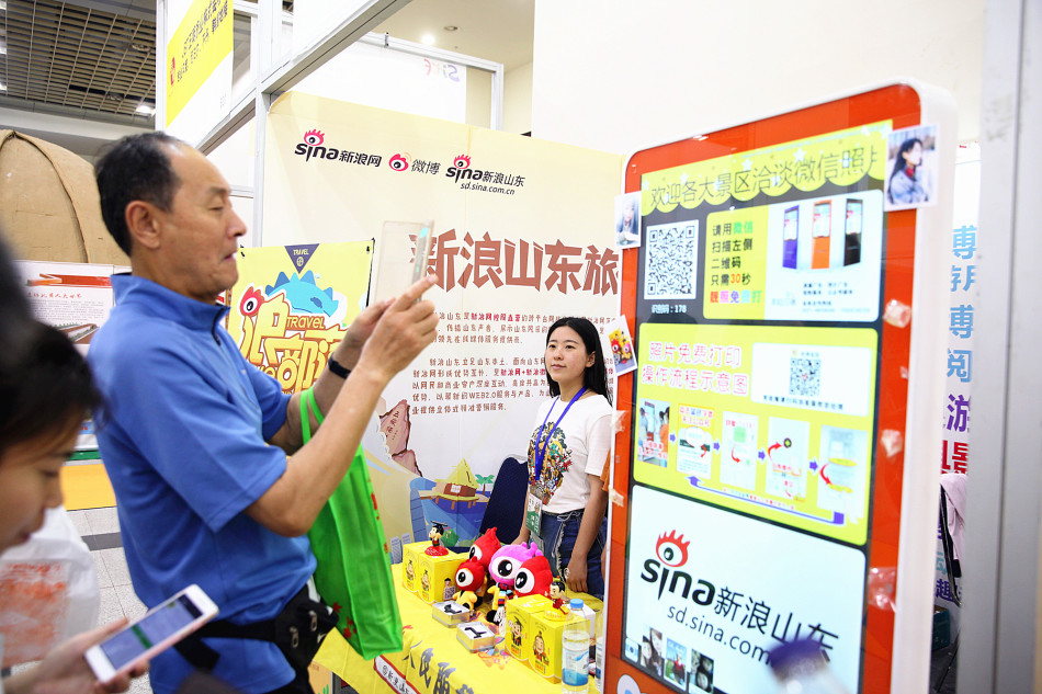 今年是新浪山东第一次正式入驻旅交会，清一色的“娘子军”团队现场推出了微博、微信抽奖等其他互动活动。（图片摄影：@斩云剑）
