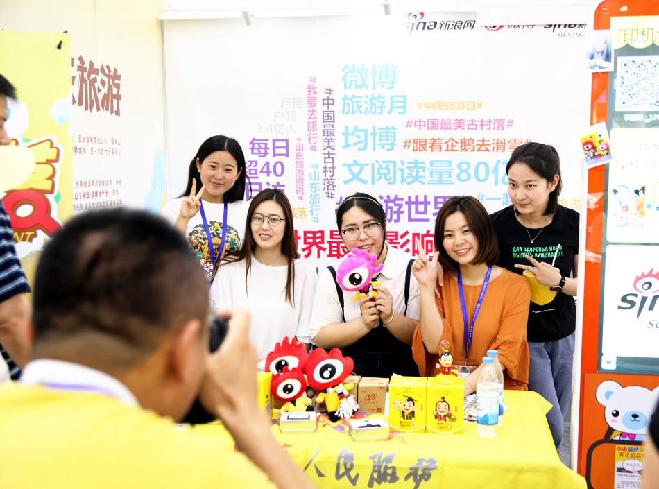 今年是新浪山东第一次正式入驻旅交会，清一色的“娘子军”团队现场推出了微博、微信抽奖等其他互动活动。（图片摄影：@斩云剑）