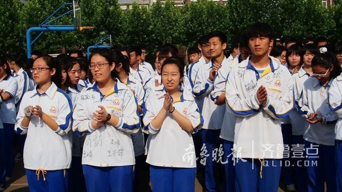 山师附中毕业典礼 穿手绘校服走红毯