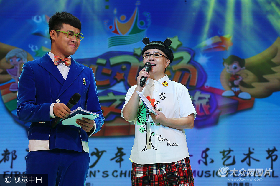 开幕式由中央电视台少儿频道著名节目主持人金龟子(刘纯燕),青蛙王子