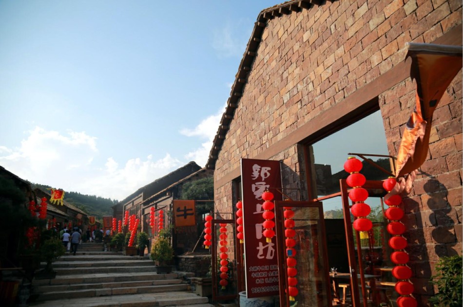 兰陵压油沟风景区灯海艺术展媒体采风行