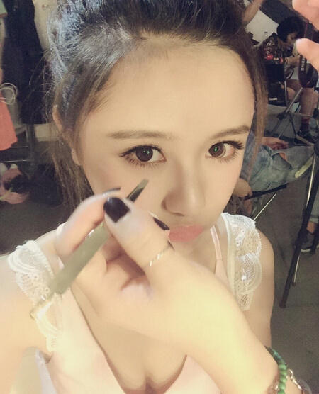 川足美女老总_老总在水里下药迷美女