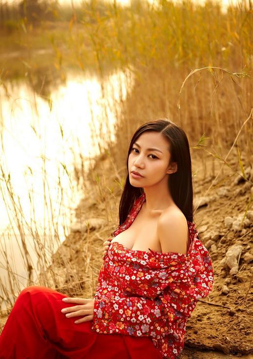 苏梓玲内衣_g奶女神苏梓玲内衣秀(3)