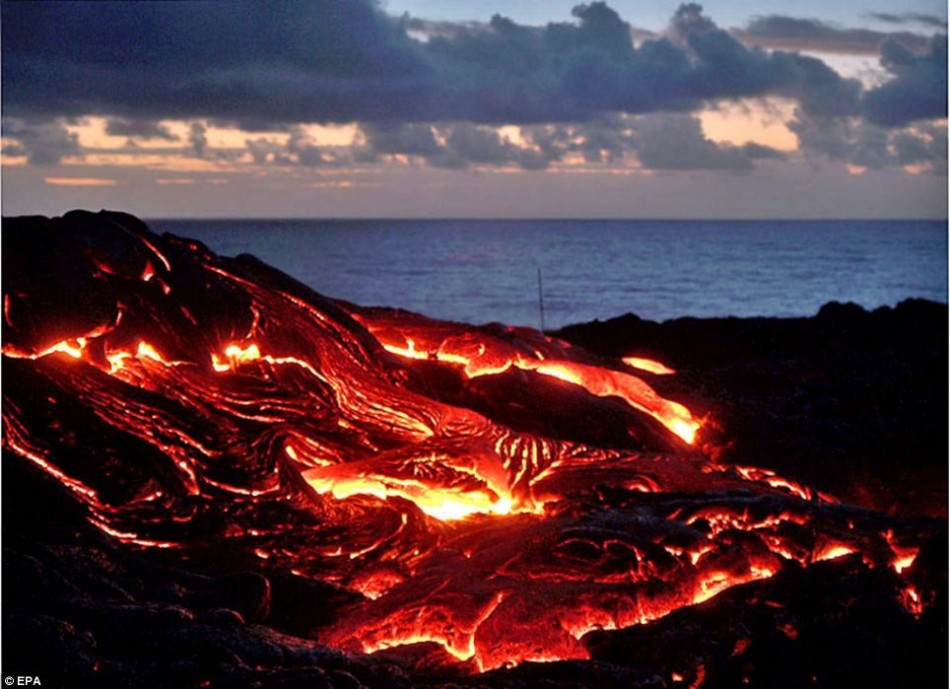 摄影师冒死拍摄火山熔岩流:鞋底起火_四川汽车