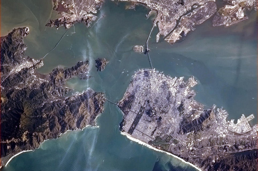 英媒盘点2013最震撼太空图:银河系闪耀海面