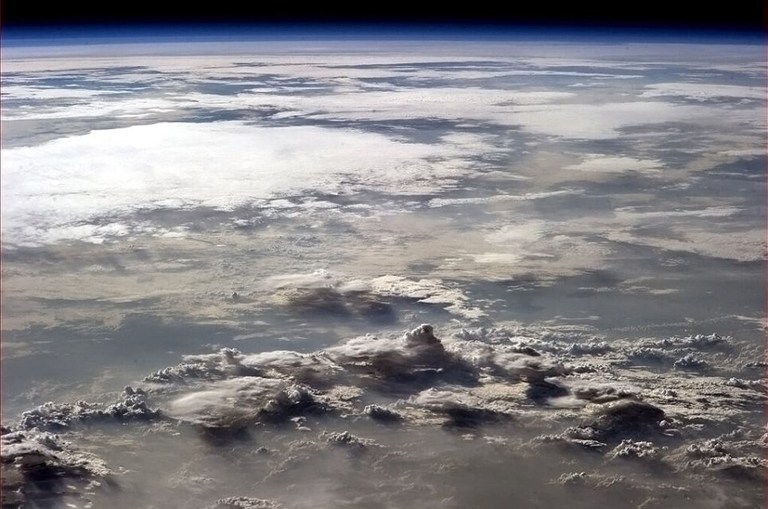 英媒盘点2013最震撼太空图:银河系闪耀海面