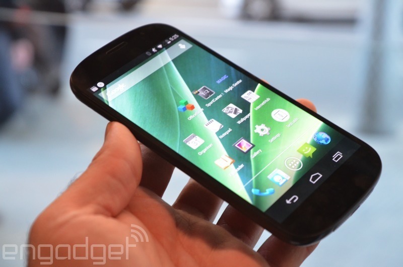 俄手机厂商推二代YotaPhone 配备正反双屏 - 新