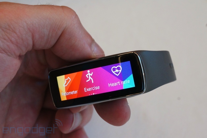 三星Gear Fit智能手环真机图赏 - 新闻中心 - 佛