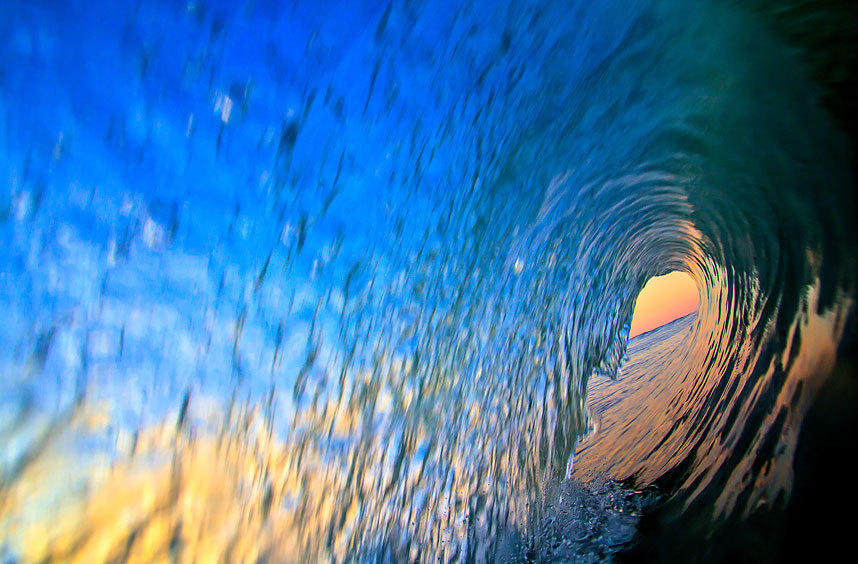 摄影师拍海浪翻滚唯美瞬间:阳光照射五彩