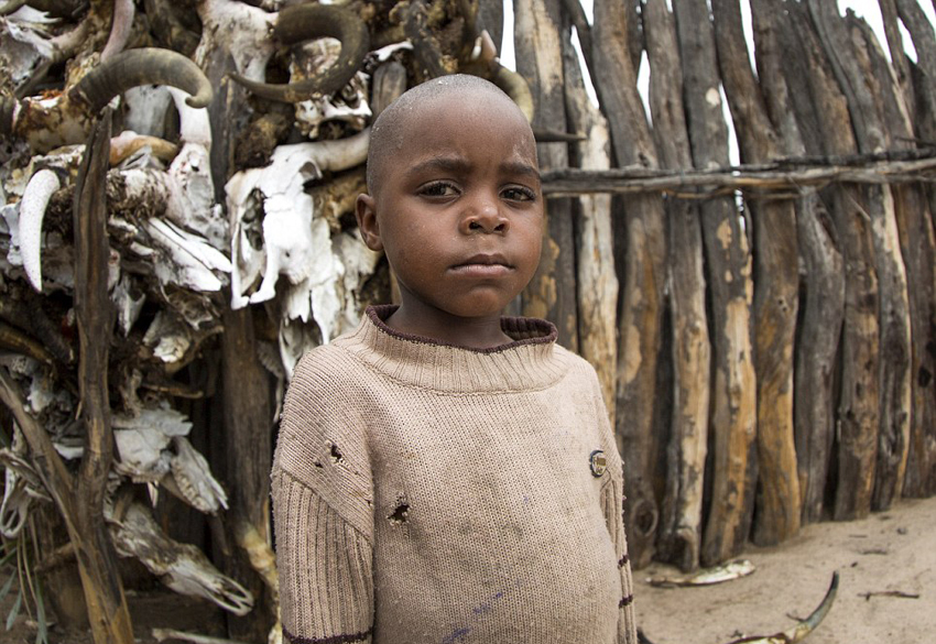 纳米比亚最后部落女王穿狮袍住迷宫管理村落(