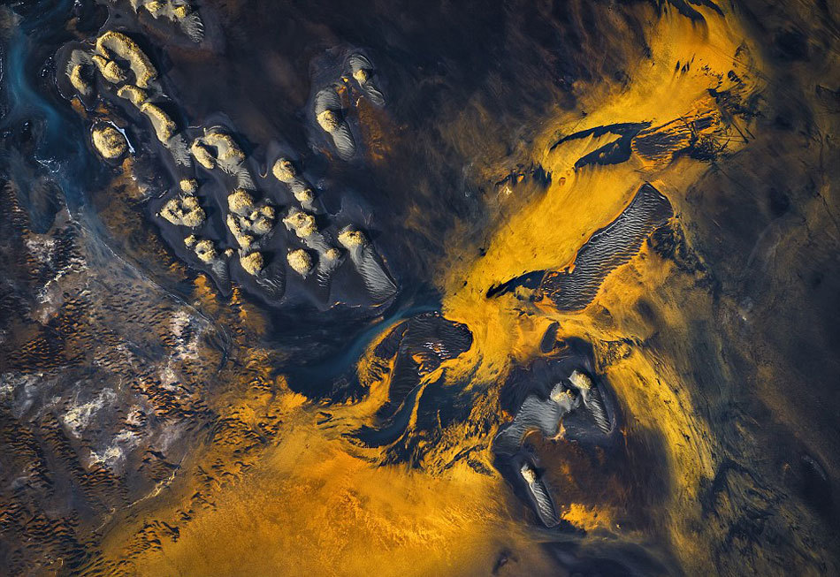 法国摄影师俯拍冰岛冰川魔幻奇景如科幻电影 -- 递客阅读收藏家