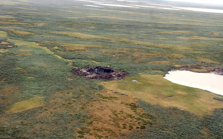 俄荒野再现两个新天坑 深约百米呈完美锥形 --