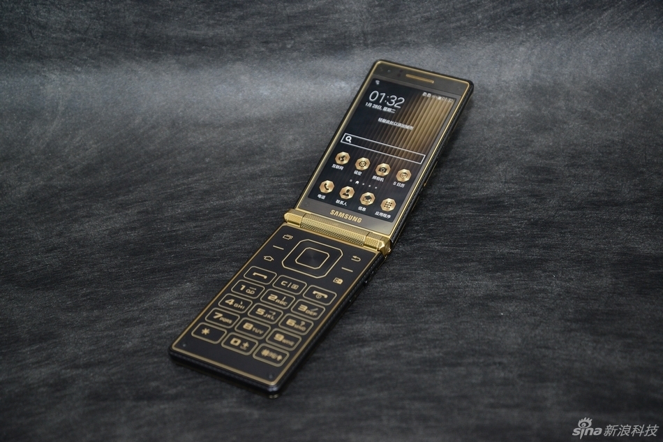 高端商务翻盖手机 三星W2015真机图赏