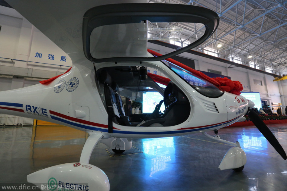 中国首款电动轻型运动飞机通审开售:售价99.8