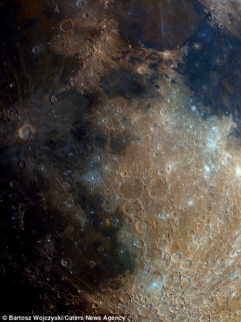 32000张照片拼成最详细月球表面图:734亿比特