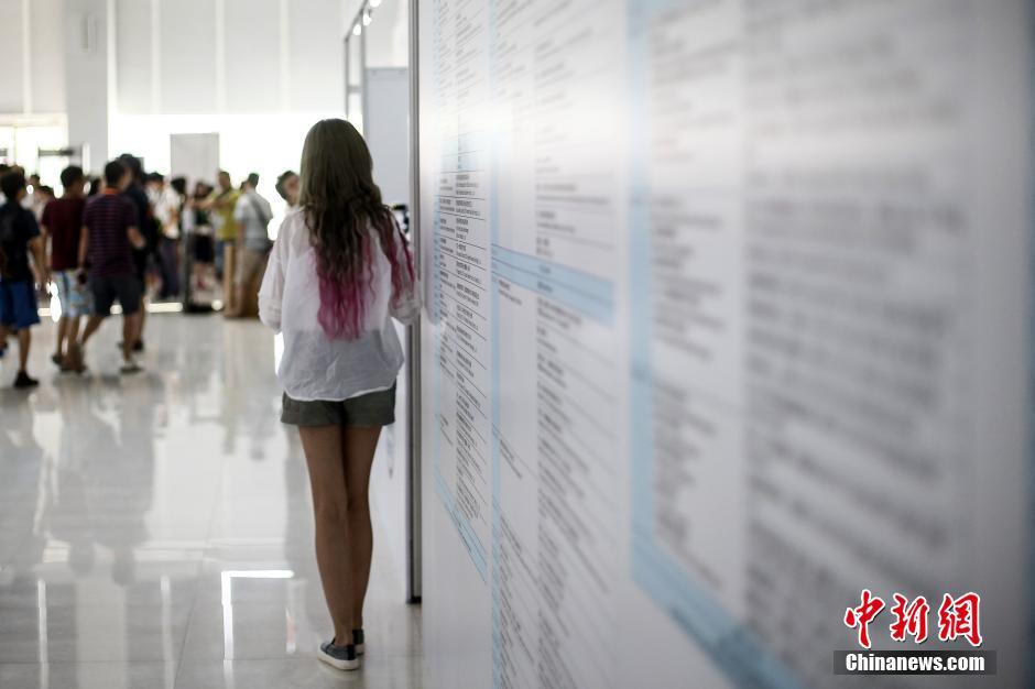 图为29日，槟语等待进场。年级尚小的她，正通过这次历练获得一些人生经验。中新社发 张浩 摄