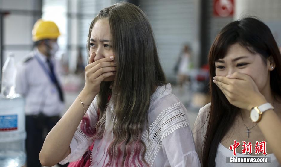 图为虽然即将开幕，29日展馆内还充满油漆味，槟语一进去就不得不捂鼻。中新社发 张浩 摄