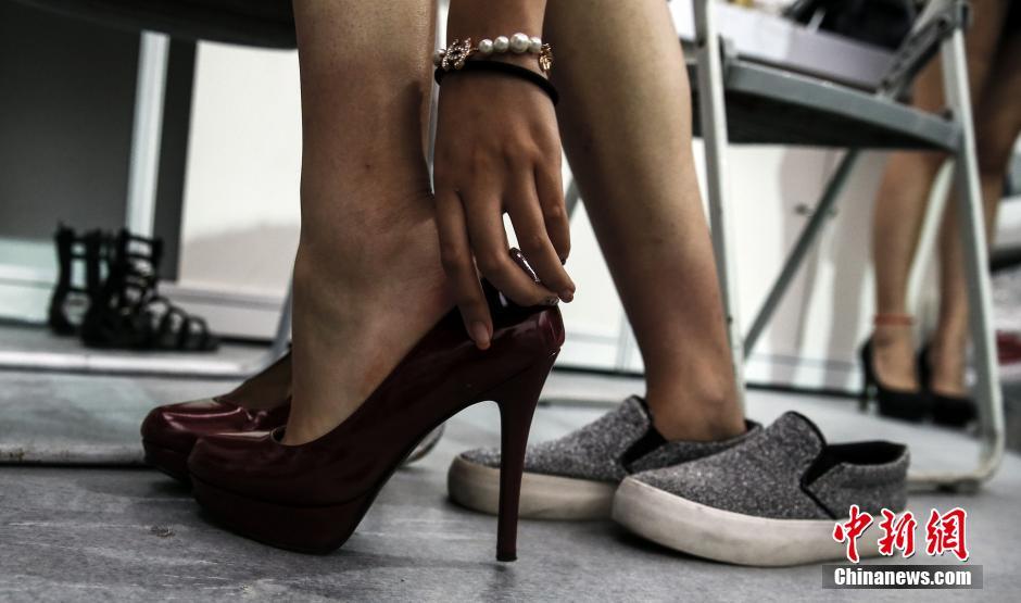 图为十厘米高的高跟鞋是统一发给showgirl的，槟语在排练前换上。中新社发 张浩 摄