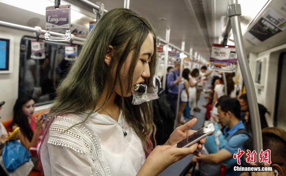 图为29日，由于彩排走的晚，槟语只好坐20站地铁回家，展馆这边是她平时都不会过来的地方。晚饭也就买了个饭团解决了。中新社发 张浩 摄