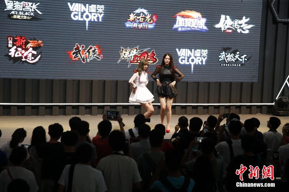 图为30日槟语第一次出场亮相，台下观众聚集，这一天她要来回上下台十几次。中新社发 张浩 摄