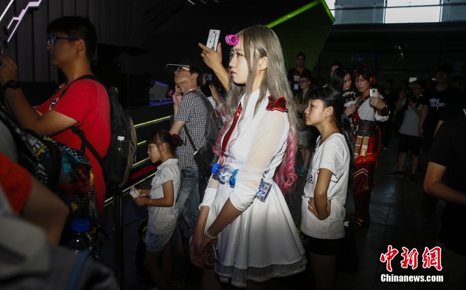 图为30日午休间歇，槟语也重新当上了观众，看自己刚刚下来的台上的cosplay表演，这是她最初来看ChinaJoy的动力。中新社发 张浩 摄