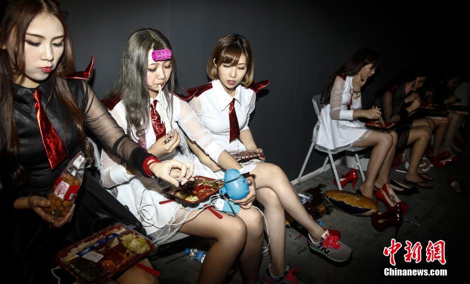 图为30日12点午饭时间，槟语有一个小时休息，之后再工作到5点，从周四一直到周日都将是如此。中新社发 张浩 摄