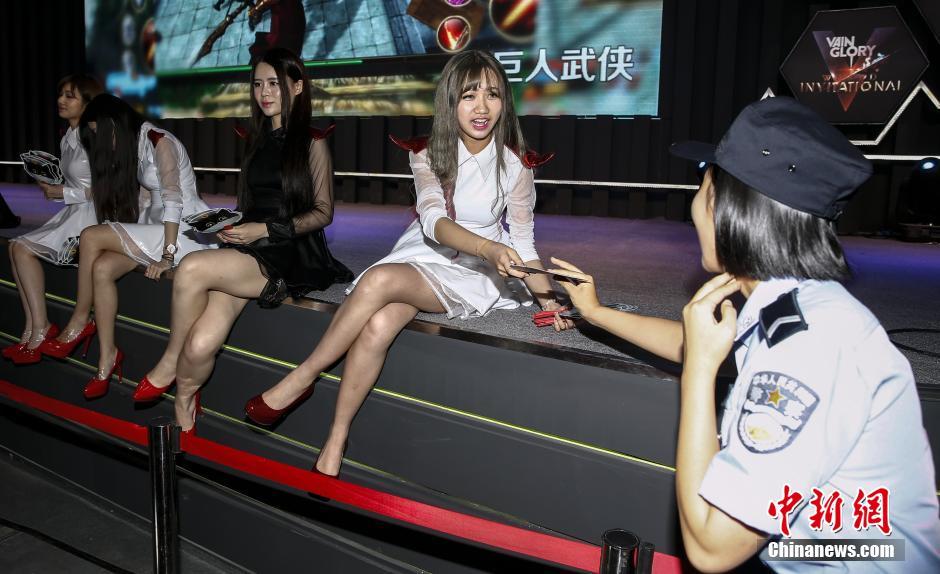 图为30日槟语在台上和观众互动，一名女警过来要了一把扇子。中新社发 张浩 摄