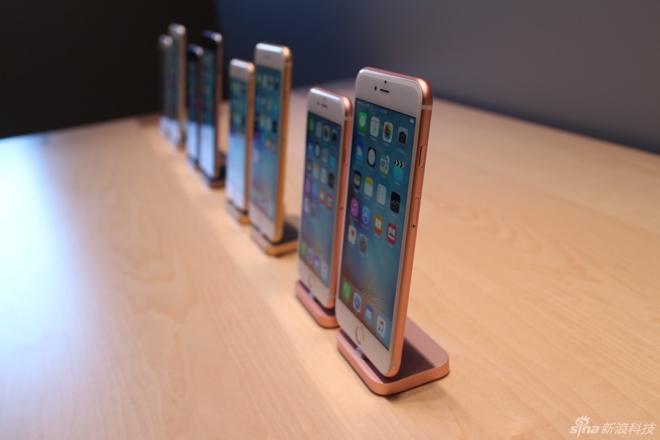 除手机产品外，此次苹果一口气还推出了二代Apple TV、iPad Pro在内的多款产品，下面我们就来看看本站编辑郭晓光从前方发来的多款产品现场实拍图。