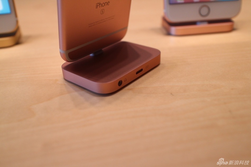 除手机产品外，此次苹果一口气还推出了二代Apple TV、iPad Pro在内的多款产品，下面我们就来看看本站编辑郭晓光从前方发来的多款产品现场实拍图。