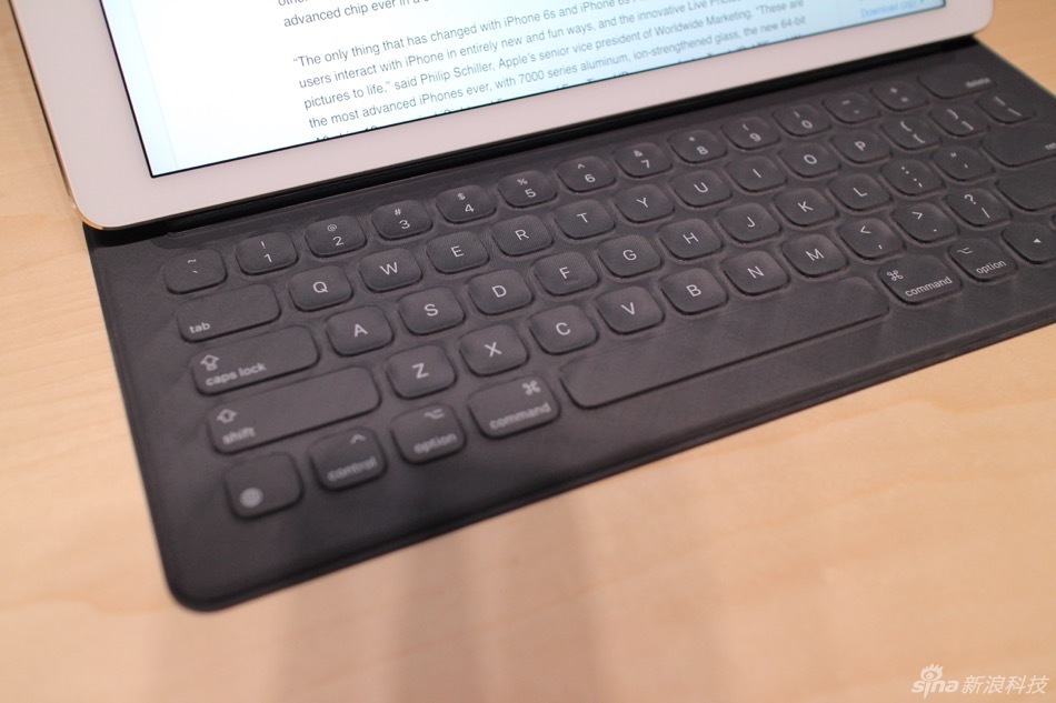 除手机产品外，此次苹果一口气还推出了二代Apple TV、iPad Pro在内的多款产品，下面我们就来看看本站编辑郭晓光从前方发来的多款产品现场实拍图。