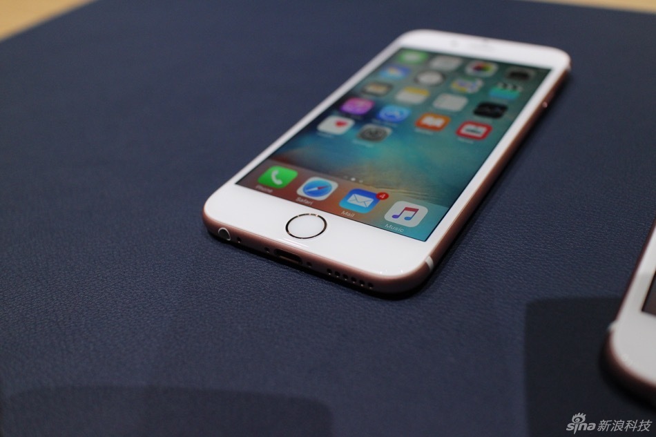 除手机产品外，此次苹果一口气还推出了二代Apple TV、iPad Pro在内的多款产品，下面我们就来看看本站编辑郭晓光从前方发来的多款产品现场实拍图。