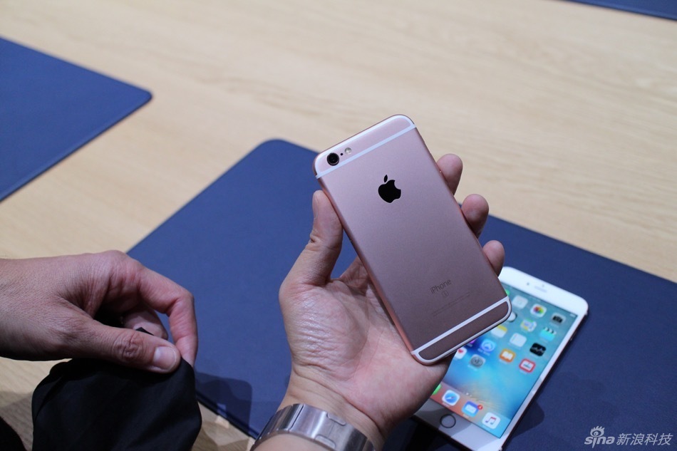 除手机产品外，此次苹果一口气还推出了二代Apple TV、iPad Pro在内的多款产品，下面我们就来看看本站编辑郭晓光从前方发来的多款产品现场实拍图。