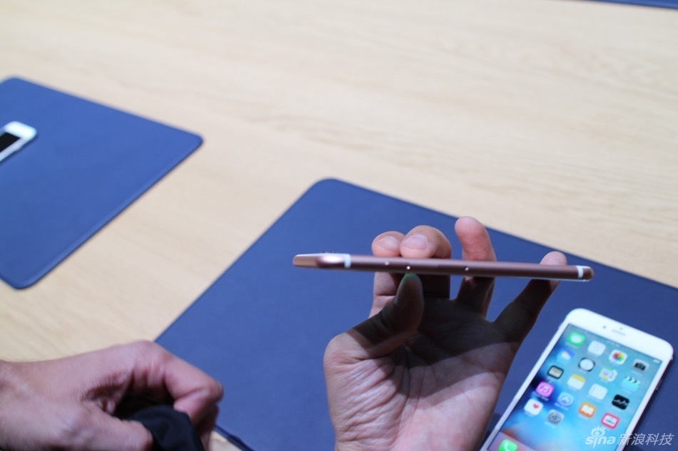 除手机产品外，此次苹果一口气还推出了二代Apple TV、iPad Pro在内的多款产品，下面我们就来看看本站编辑郭晓光从前方发来的多款产品现场实拍图。