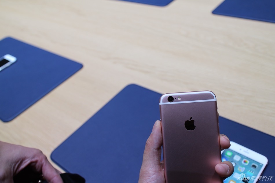 除手机产品外，此次苹果一口气还推出了二代Apple TV、iPad Pro在内的多款产品，下面我们就来看看本站编辑郭晓光从前方发来的多款产品现场实拍图。