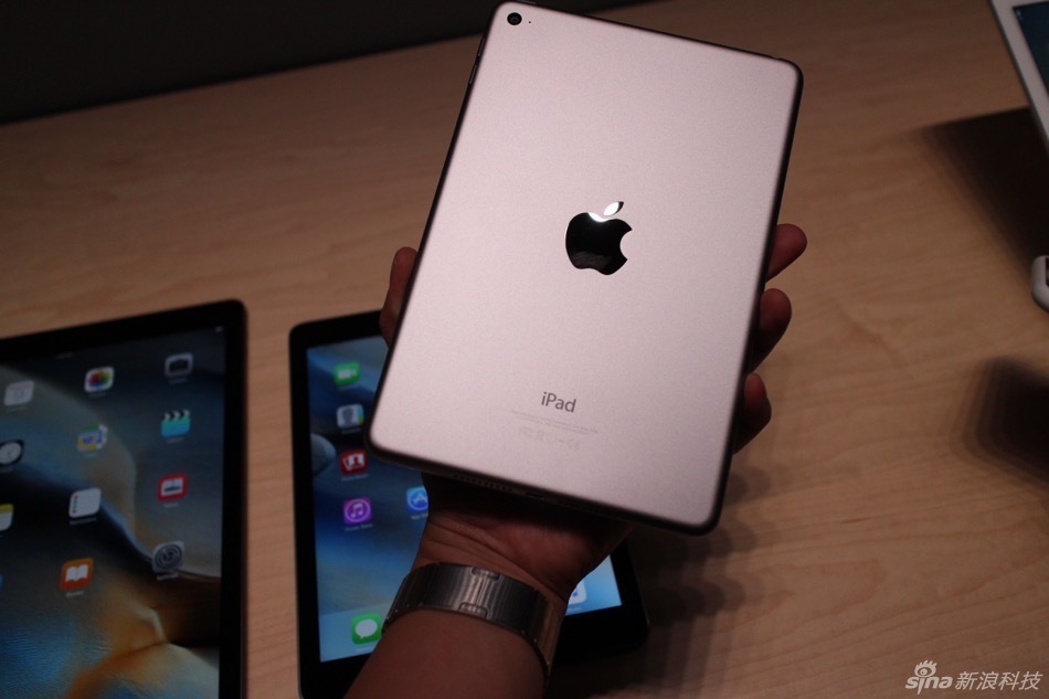 苹果在此次发布上推出了大屏版的iPad，命名为iPad Pro。屏幕尺寸为12.9英寸，是目前最大尺寸的iOS设备。