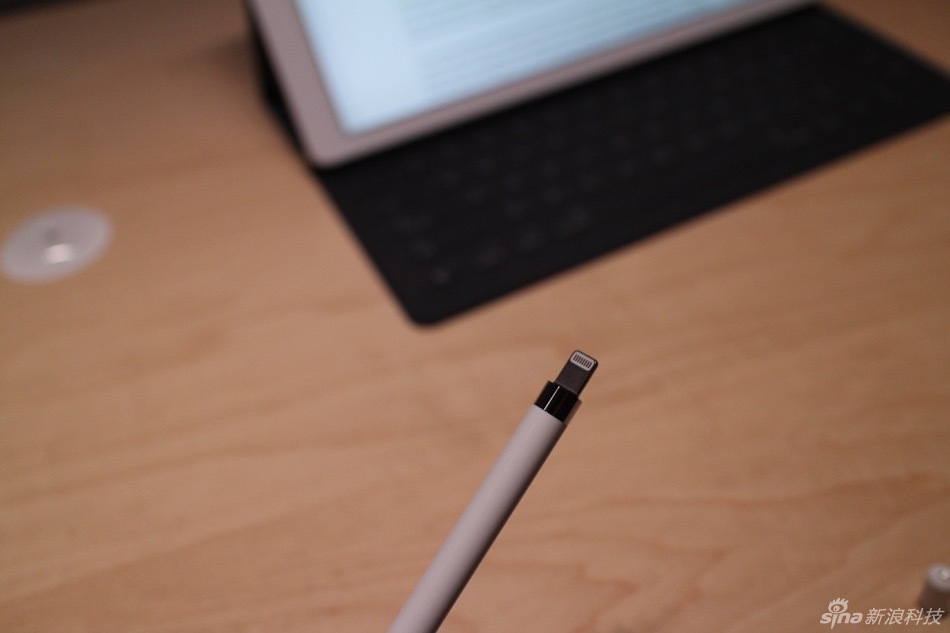 苹果在此次发布上推出了大屏版的iPad，命名为iPad Pro。屏幕尺寸为12.9英寸，是目前最大尺寸的iOS设备。