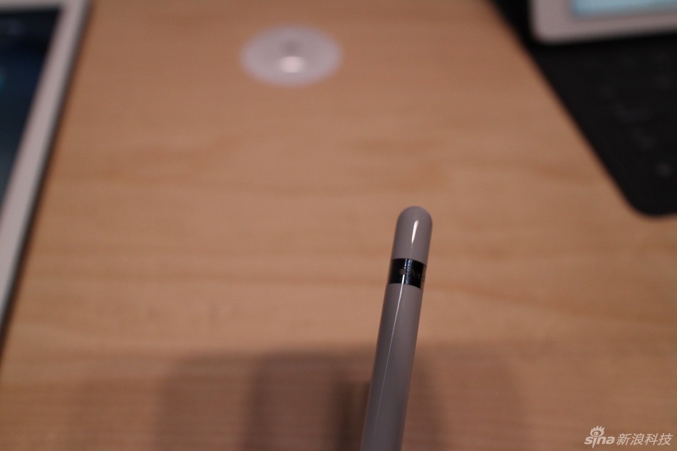 苹果在此次发布上推出了大屏版的iPad，命名为iPad Pro。屏幕尺寸为12.9英寸，是目前最大尺寸的iOS设备。