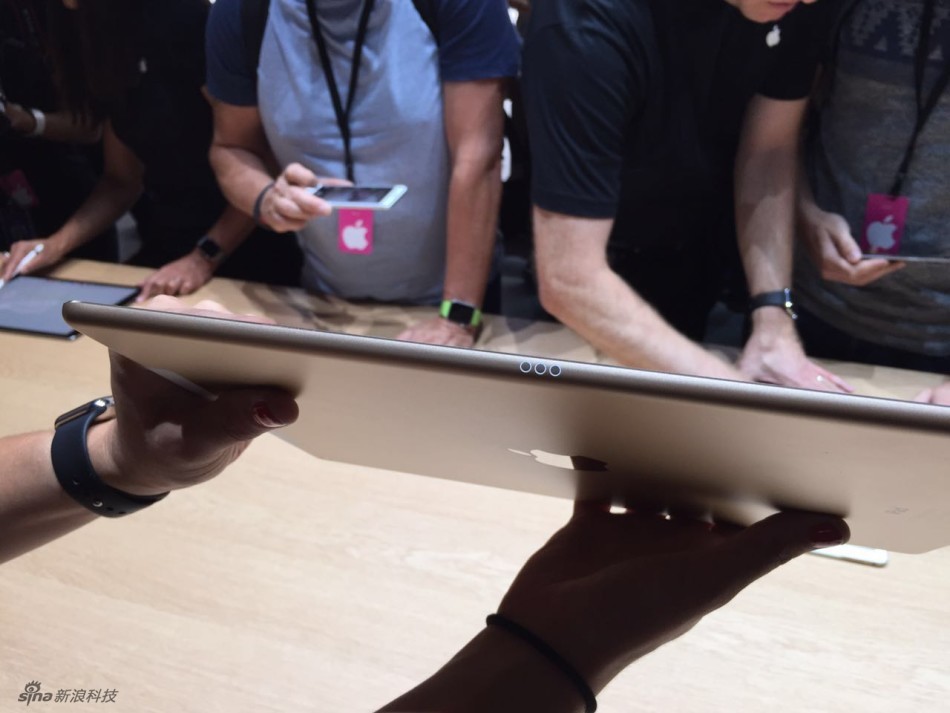 苹果在此次发布上推出了大屏版的iPad，命名为iPad Pro。屏幕尺寸为12.9英寸，是目前最大尺寸的iOS设备。