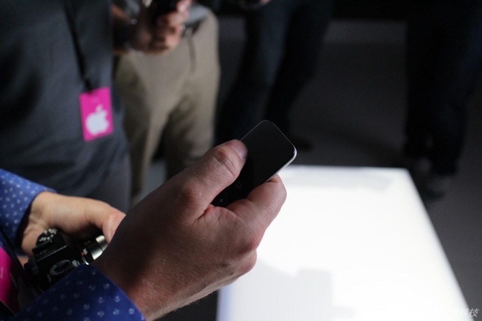 苹果推出新版Apple TV。拥有两个版本，32GB版本售价149美元，64GB售价199美元。无论如何，我们先近距离体验一下。